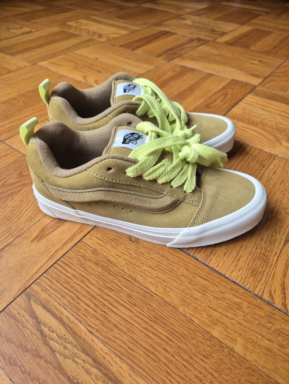 Vans Suede Low-Top Sneakers with Neon Yellow Laces Unisex Men's 6 Women 7,5NWOB
